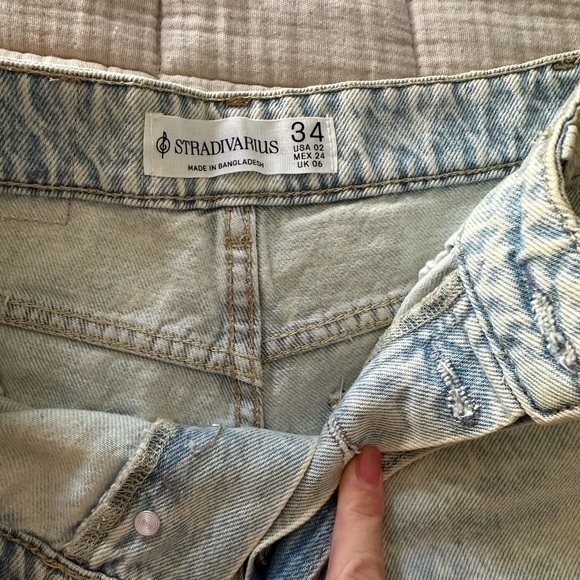 Stradivarius women’s denim distressed shorts - Picture 3 of 3